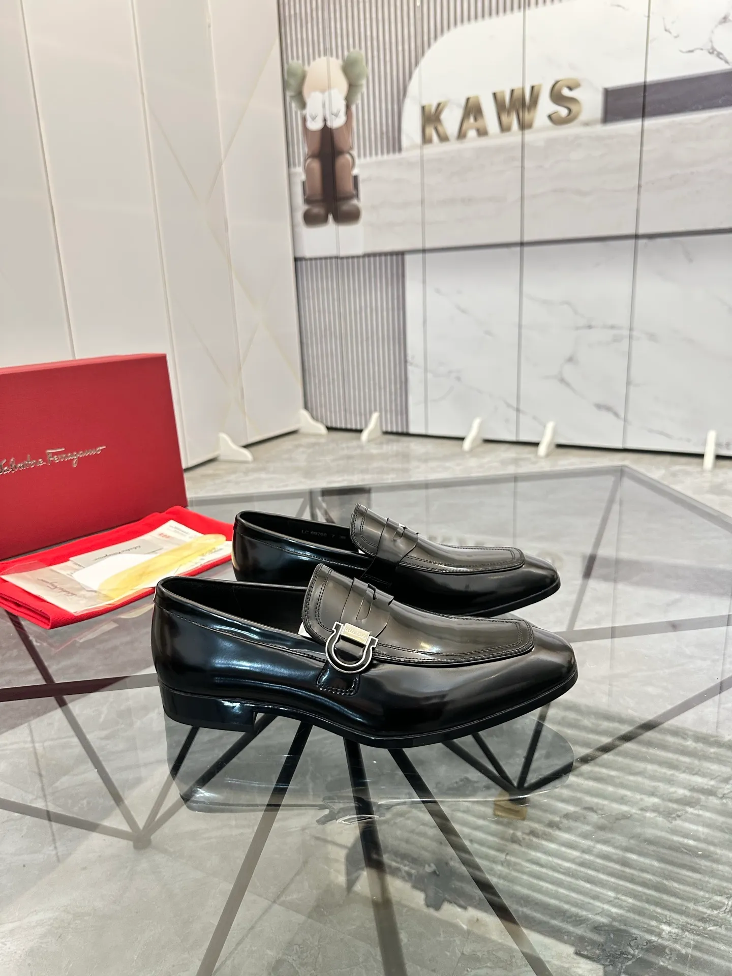 Men's shoes: 💰P640¥ High-end quality Product trademark: Ferragamo* "Ferragamo*" leather shoes Regular size: 38-44 (can be customized to 45.46.) Product materials: imported first-layer cowhide leather upper, cowhide lining, original outsole. Number: 688